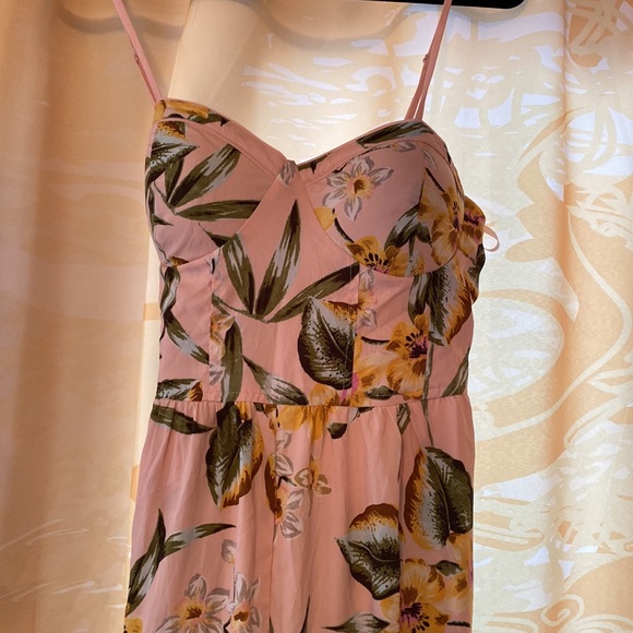 •BAND OF GYPSIES• PINK FLORAL ROMPER SIZE MED SPAGHETTI STRAPS BUILT IN BRA - Picture 2 of 7